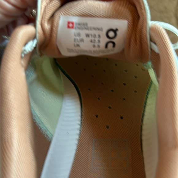 On Cloudflow Women’s Running Shoe In Aloe/White size 10.5 worn inside once - Picture 14 of 16